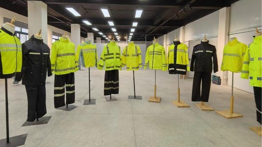 “定制化”革命：为什么67%的执勤雨衣正在走向定制化？